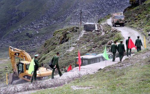 Inspectie van de 4545 meter hoge Nathula Pass, de heropende doorgang tussen China en India. Foto EPA