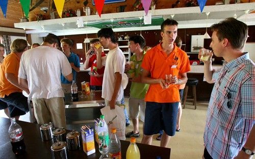 BRUINISSE â€“ Studenten van de CSFR zijn deze dagen in Bruinisse bijeen tijdens de jaarlijkse zomerconferentie van de studentenvereniging. Woensdagmorgen sprak dr. A. F. Troost over ”Hoe duurzaam is de dood”. ’s Middags had de traditionele voetbalwedstrij