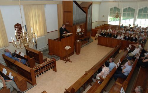 ’t LOO OLDEBROEK â€“ In de Maranathakerk te ’t Loo Oldebroek werd woensdag de jaarlijkse bijeenkomst van de bond van hervormde mannenverenigingen op gereformeerde grondslag (streek Nunspeet) gehouden. Een honderdtal mensen trotseerde de warmte om de midda