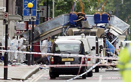 LONDEN â€“ Een serie explosies doodde een jaar geleden in Londen 54 mensen en legde heel het openbaar vervoer in de Britse hoofdstad plat. Foto: een dubbeldekker na de aanslag. Foto EPA