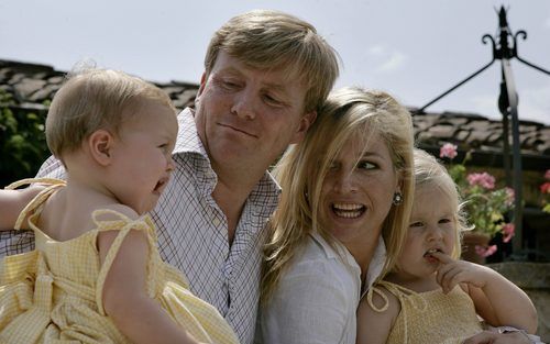 TAVERNELLE - Prins Willem-Alexander, Prinses Máxima en hun dochters Prinses Catharina-Amalia en Prinses Alexia poseren donderdag bij het vakantiehuis Roca Dei Draconie in het Italiaanse Tavernelle. Het gezin is op zomervakantie in het vakantieverblijf van