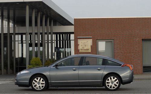 Sierlijkheid en souplesse straalt de nieuwe CitroÃ«n C6 in de topklasse uit. Foto's Tony Vos