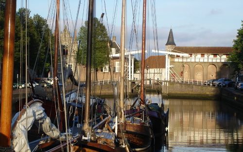 In de Museumhaven in het centrum van Zierikzee ligt een aantal klippers, botters en peilvletten. Af en toe vaart bij vloed een schoolklas uit op een van de schepen. Ook voor sinterklaas wordt een uitzondering gemaakt. Foto’s RD