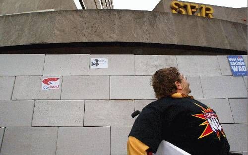 „Het wordt tijd voor bezinning en doordenking van de WAO. Het wordt tijd voor christelijke politiek.” Foto: Een demonstratie tegen aanpassingen van de WAO voor het gebouw van de Sociaal Economische Raad in Den Haag. - Foto ANP