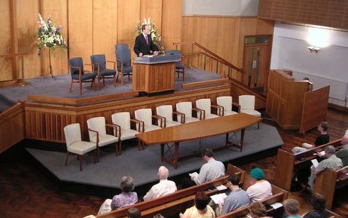 LONDEN â€“ Dr. Peter Masters op de kansel van de Metropolitan Tabernacle in Londen, ooit de kerk van Spurgeon. Donderdag werd een driedaagse theologische conferentie in dit kerkgebouw afgesloten. Foto RD