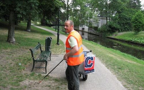 AMERSFOORT â€“ Dakloze Folkert (39) houdt sinds kort de binnenstad van Amersfoort schoon. Hij doet mee aan een gemeentelijk arbeidsproject. „Op deze manier verdien ik een aardig zakcentje. Daar kan ik iets extra’s voor kopen, bijvoorbeeld een flesje drank