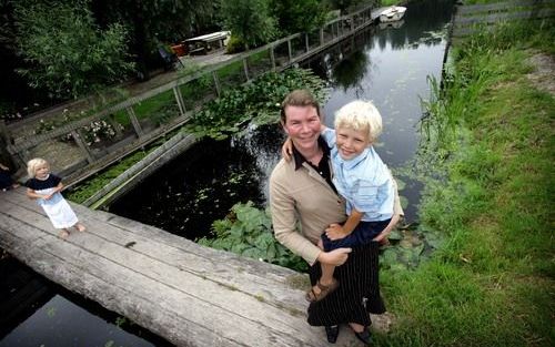 CAPELLE A/D IJSSEL â€“ Moeder Herma Koelewijn met Wouter, die in november 2002 ternauwernood aan de verdrinkingsdood ontsnapte. „Ons mannetje was in levensgevaar.” Links op de foto dochter Marit. Foto RD, Sjaak Verboom