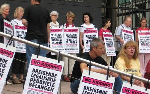 DEN HAAG â€“ Een handjevol demonstranten voerde vrijdag rond de rechtszaak tegen de Partij voor Naastenliefde, Vrijheid en Diversiteit (PNVD) actie voor het paleis van justitie in Den Haag. Leden van de Nationale Alliantie waren aanwezig om handtekeningen