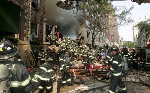 NEW YORK- In de New Yorkse wijk Manhattan storrte maandag een gebouw van vier verdiepingen in. Daardoor zijn zeker vijftien gewonden gevallen. Foto EPA.