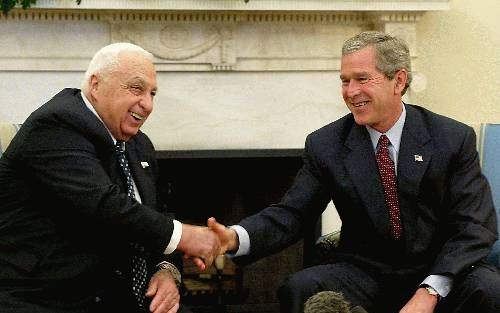 WASHINGTON - De Amerikaanse president George W. Bush (r.) verwelkomt de IsraÃ«lische premier, Ariel Sharon, in het Witte Huis. - Foto EPA