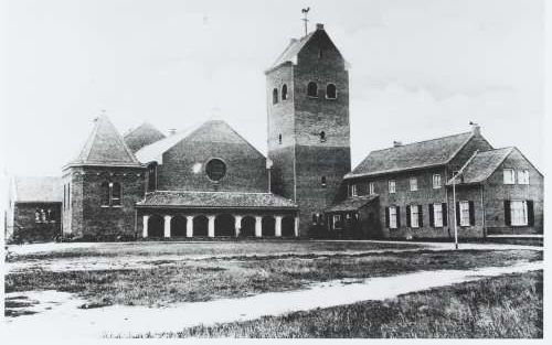 KAATSHEUVEL - De parochiekerk Sint-Jozef in Kaatsheuvel staat op de nominatie te worden gesloopt. De nieuwe stichting Task Force Toekomst Kerkgebouwen probeert kerken als deze te redden. - Foto Regionaal Archief Tilburg