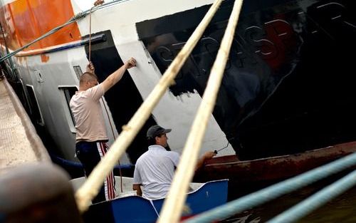 KAMPEN â€“ Een maand voor de eerste vaart ligt het 80 meter lange en 9,5 meter brede schip van easyCruise nog in de haven van Kampen. Rederij Boonstra River Line bouwt het vaartuig volledig om, zodat het helemaal past in het concept van de easyGroup van S