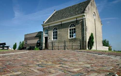 SLIEDRECHT - De dijksynagoge in Sliedrecht werd begin dit jaar beklad met hakenkruisen. Op 18 april had er een poging tot brandstichting plaats. - Foto Dirk Hol