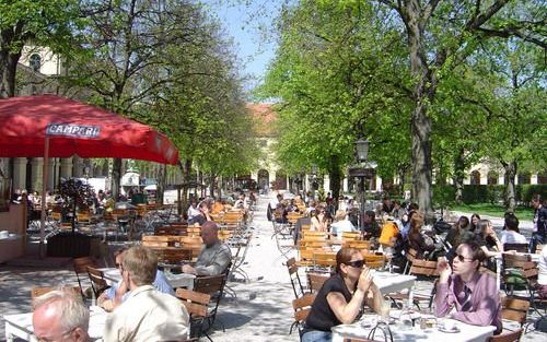 MÃœNCHEN â€“ De Hofgarten in het centrum van MÃ¼nchen is een pleisterplaats waar de mensen bijkomen van de hectiek van de stad. Foto: RD