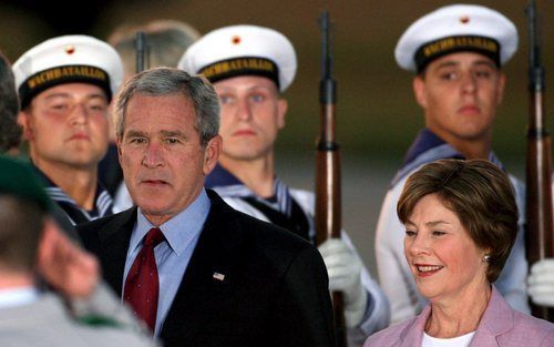 ROSTOCK â€“ De Amerikaanse president George Bush en first lady Laura Bush passeerden woensdagavond de erewacht bij hun aankomst op het vliegveld van Rostock Laage in het noorden van Oost Duitsland. Bush bezoekt Duitsland om de band met bondskanselier Ange