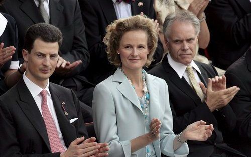 VADUZ â€“ Prins Alois von und zu Liechtenstein, zijn vrouw Sophie en de Zwitserse president Moritz Leuenberger tijdens de viering van 200 jaar soevereiniteit van Liechtenstein, woensdag in de Liechtensteinse hoofdstad Vaduz. Foto EPA