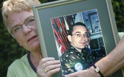 ZEELAND â€“ De Brabantse weduwe R. Kempen Rops (65) toont een foto van haar zoon Mark, korporaal bij de landmacht, die op 15 juli 1996 om het leven kwam bij de crash met een Hercules op de vliegbasis Eindhoven. „Ik mis m’n jongen, vanbinnen voel ik het sc