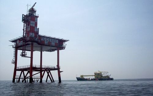 NOORDZEE â€“ Lichtplatform Goeree is een baken in zee voor schippers op weg naar de Rotterdamse haven. Betonningsvaartuig De Vliestroom legt aan voor een onderhoudsbeurt. Foto RD