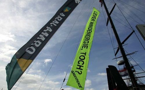 AMSTERDAM â€“ Actievoerders van Greenpeace hingen vrijdag een groot spandoek met de tekst ”Liever windenergie toch?” aan de mast van het zeilschip van ABN AMRO bij het Scheepvaartmuseum in Amsterdam. Greenpeace roept hiermee ABN AMRO op niet te investeren