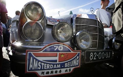 AMSTERDAM â€“ Ruim tachtig klassieke auto’s vertrokken zaterdag vanaf de Dam in de richting van Peking. De tocht zal vier weken duren. Foto ANP