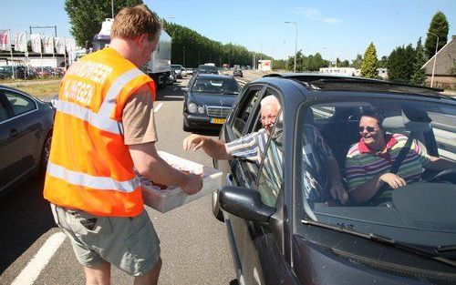 NIJMEGEN - De brandweer deelt maandagmiddag water uit aan mensen die in de file staan, op weg naar Nijmegen. Door de Vierdaagse is het erg druk op de A325. De automobilisten in die file raakten oververhit en belden de politie. Op verzoek tooide de brandwe