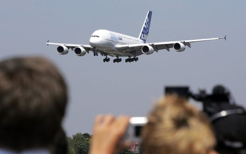 FARNBOROUGH â€“ Het grootste passagiersvliegtuig van Airbus, de A380, geeft een demonstratievlucht op een internationale luchtvaartshow in het Engelse Farnborough. Airbus is in een felle concurrentiestrijd verwikkeld met aartsrivaal Boeing. Foto AFP