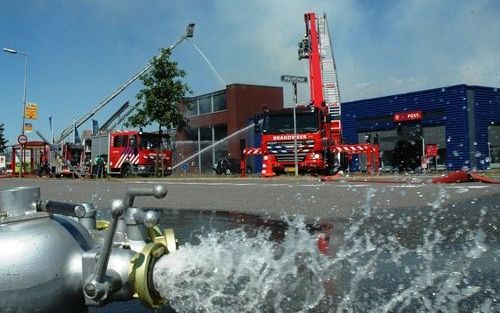 RIJSSEN â€“ Een geblakerde puinhoop is het enige wat resteert van een bedrijfsverzamelgebouw in Rijssen. Het pand op de hoek Nijverdalseweg/Spoelerstraat brandde maandag nagenoeg geheel af. Foto RD