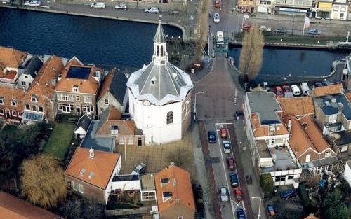 LEIDSCHENDAM â€“ Het groot onderhoud van de Dorpskerk in Leidschendam ging begin deze maand van start. Voor de werkzaamheden is nog 40.000 tot 50.000 euro nodig. Foto Flying Focus