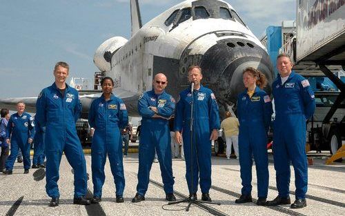 CAPE CANAVERAL â€“ De trotse commandant Steven Lindsey van het ruimteveer Discovery stond maandag kort de pers te woord. Het ruimtevaartuig had een tocht van dertien dagen achter de rug. Foto EPA