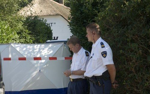 ERMELO - De politie doet onderzoek in een woning in Ermelo waar twee dode lichamen zijn aangetroffen. Foto ANP