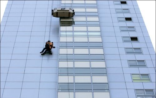 ROTTERDAM - Twee mannen worden woensdag op spectaculaire wijze gered uit een glazenwasserbak op 60 meter hoogte aan een gebouw in Rotterdam. De mannen hebben donderdagmiddag in de Rotterdamse Karel Doormanstraat op grote hoogte enkele benauwde uurtjes bel