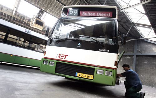 ROTTERDAM â€“ Een monteur sleutelt aan een oude DAF stadsbus. Na vijftien jaar trouwe dienst rijdt het RET voertuig zaterdag een afscheidsrit door Rotterdam. Foto Roel Dijkstra