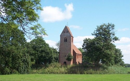 De kerk in Marsum is in de tweede helft van de twaalfde eeuw op een heuvel, een wierde, gebouwd. Het godshuis is geheel uit baksteen opgetrokken en heeft een dak met halfronde holle en bolle pannen, die monniken en nonnen worden genoemd. Foto RD