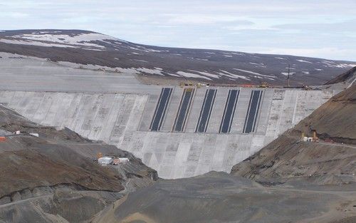 VATNAJOKULL â€“ De werkzaamheden aan de Karahnjukardam zijn bijna afgerond. Het stuwmeer zal dit jaar nog vollopen, om volgend jaar energie te leveren. Foto Froukje Buursema