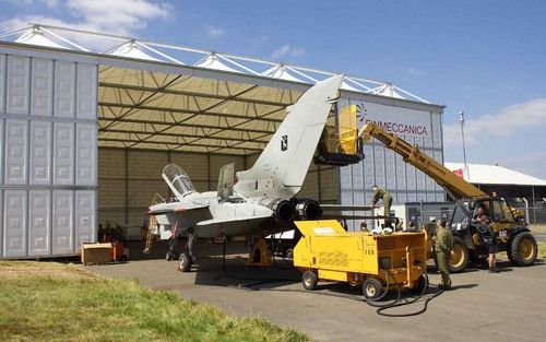 FARNBOROUGH â€“ Voor het van oorsprong Nederlandse bedrijf De Boer is de luchtvaartshow in Farnborough een van de grootste klussen. Vijf maanden voordat de poorten opengaan, begint de tentenbouwer met de opbouw van de tijdelijke onderkomens. Soms gaat er 