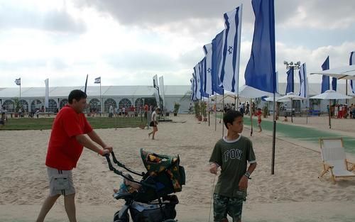 NITZANIM â€“ Tientallen Noord-IsraÃ«lische vluchtelingen verblijven in een opvangkamp op het strand van Nitzanim. Foto Alfred Muller