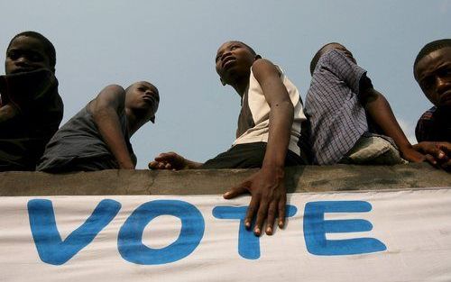 KINSHASA â€“ Vrije verkiezingen wekken hoop. Zondag opent Congo voor het eerst in 46 jaar de stembureaus. Van de 33 kandidaten zou vooral interim president Joseph Kabila kans maken op de meeste stemmen. Foto EPA