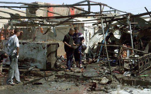 BAGDAD â€“ Op de populaire Jamilamarkt in de wijk Sadr City in Bagdad vielen zondag 33 doden en 70 gewonden door een autobom. Toen honderden Irakezen voedsel kwamen inslaan, explodeerde een minibus. Foto EPA