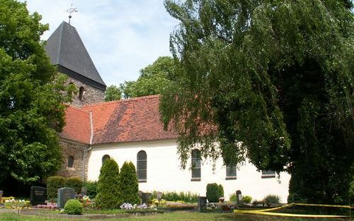 HOHENWARSLEBEN â€“ De autobaankerk in Hohenwarsleben nodigt toeristen uit om gebedspunten in het gastenboek te schrijven, zodat de gemeente in de zondagse kerkdiensten voorbede kan doen. Een man schrijft z’n ziel leeg in Ã©Ã©n zin: „God, bewijs eenmaal de