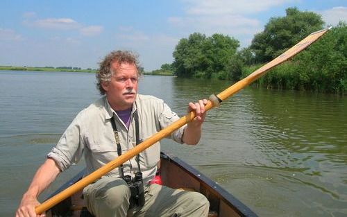 DORDRECHT â€“ Daan Bruijsters van Natuur en Recreatieschap de Hollandse Biesbosch voelt zich in de natuur „als een vis in het water”. Rechts van hem de dichtbegroeide Koekplaat, links de Buitendijk van polder de Zuidpunt. Foto's RD