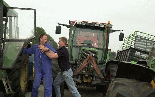 SNEEK - Tientallen boeren sloten dinsdag de Jelteslootbrug bij Jutryp met tractoren af. Op een gegeven moment ontstond enige deining. Een boze autobestuurder die niet door de blokkade kon, trok een boer uit zijn tractor. - Foto Frank van den Berg