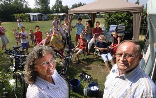 HARICH â€“ In de recreatieschuur van camping De Verborgen Hoek in Harich liggen op zondagavond de zangbundels klaar voor de pakweg 150 gasten die een vol uur komen zingen. Psalmen en liederen van Johannes de Heer. „Op een stille zomeravond draagt het gelu