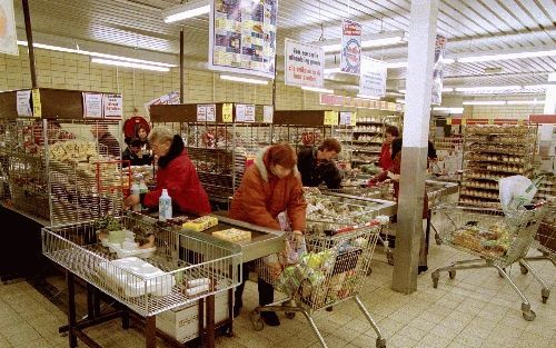 UTRECHT - Prijsvechter Aldi heeft in een slepend conflict met het CNV over nieuwe arbeidscontracten voor filiaalleiders aan het kortste eind getrokken. De supermarktketen mag zijn bijna 400 filiaalleiders niet dwingen gemiddeld 45 uur per week te werken v