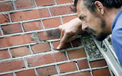 MIDDELSTUM â€“ Tim Timmer wijst op een scheur in zijn woning in Middelstum, die dinsdag getroffen werd door een aardbeving. Zijn vrouw Judith: „Ik voelde dat ons huisje in zijn voegen kraakte. Heel vreemd.” Foto ANP