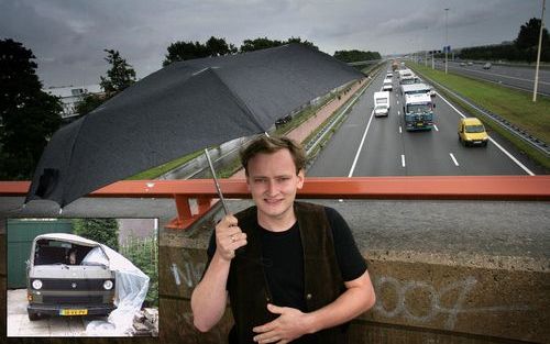 BUNNIK â€“ Gert Jan Arends (26) raakte twee jaar geleden met een oude legerbus van de snelweg nadat hij achter het stuur in slaap was gevallen. Hij sloeg twee keer over de kop. Het voertuig was total loss, zelf bleef hij ongedeerd. „Na het ongeval schrok 