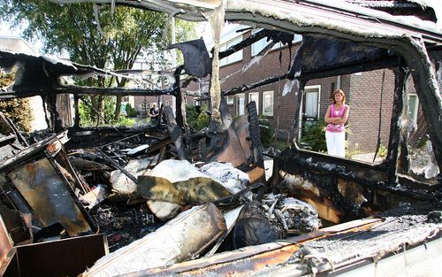 DEVENTER â€“ Een inwoonster van Deventer kijkt naar haar uitgebrande caravan. In de Overijsselse stad gingen de afgelopen weken ruim twintig caravans en campers in vlammen op. De politie is op zoek naar de verantwoordelijken. Foto Ronald Hissink