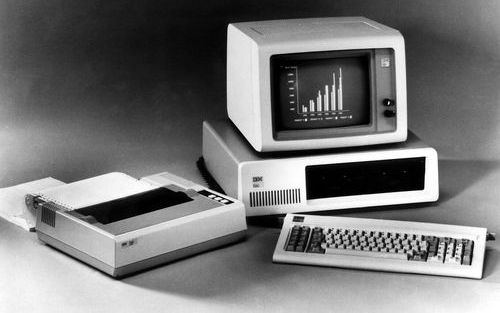 NEW YORK â€“ De personal computer die IBM op 12 augustus 1981 op de markt bracht (links), woog bijna 29 kilo. De IBM Lenovo ThinkPad X41 notebook met omkeerbaar aanraakscherm (rechts) weegt 1840 gram.