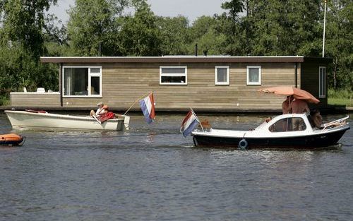 OUDEGA â€“ De een gruwt ervan, de ander gaat ervan likkebaarden: de zomervakantie op het water doorbrengen in een woonboot. Bij Oudega aan het Pikmeer wordt jaarlijks een aantal woonboten als vakantieverblijf verhuurd.