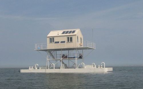 Bij vloed staat de NIOZ ponton rondom in het water. Foto RD