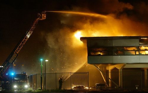 SCHEVENINGEN - In een loods aan de Vissershavenweg op het haventerrein van Scheveningen is maandagavond een grote brand uitgebroken. Bij de brand zijn geen mensen gewond geraakt. Wegens de enorme rookontwikkeling besloot de politie aan het eind van de avo